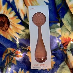 Pmd smart facial cleansing device in color warmth